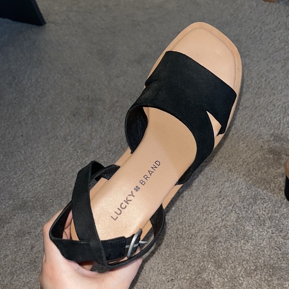Lucky Brand Women’s Pemal Black Leather Heeled Sandal - Picture 3 of 7